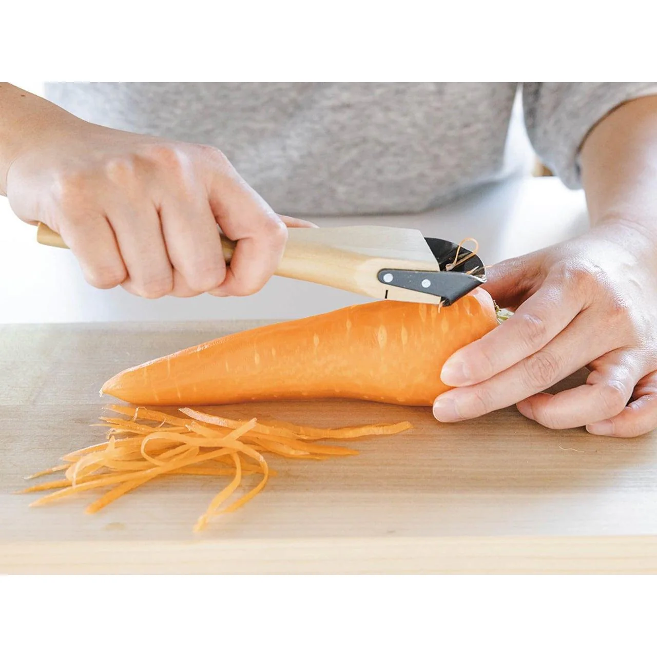 Oyanagi Kinpirakun Wooden Japanese Vegetable Julienne Peeler - Image 2