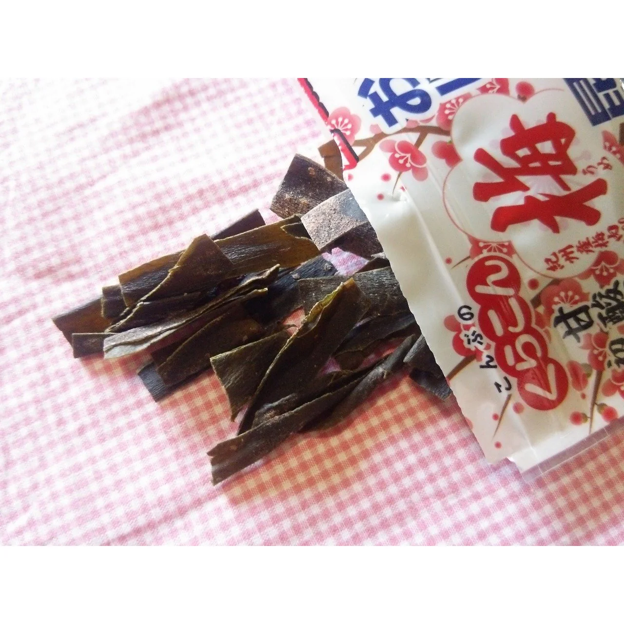 Kurakon Oshaburi Kombu Ume Chewy Kombu Snack Plum Flavor (Pack of 6) - Image 2