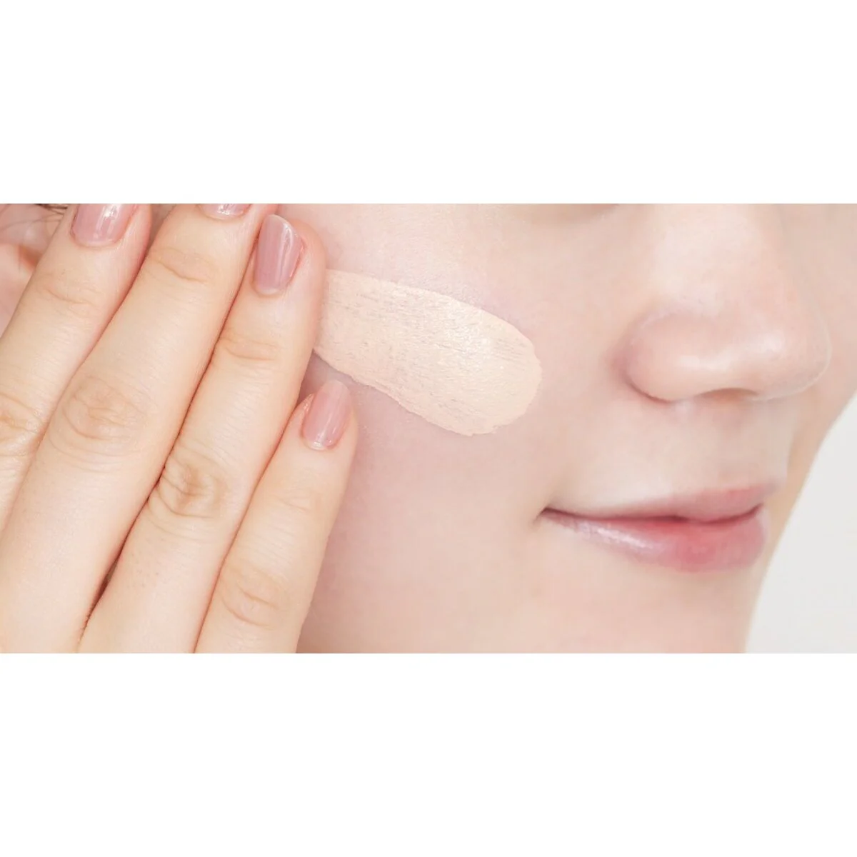 Naturaglacé Lightweight Watery Foundation Natural Beige SPF30 - Image 2