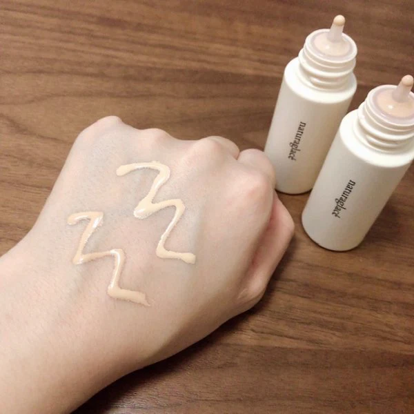 Naturaglacé Lightweight Watery Foundation Natural Beige SPF30 - Image 3